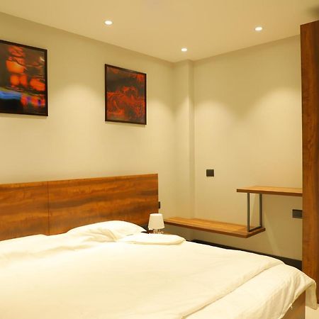 Apt# One-Four-Two - With Lift - High Speed Wifi - Smart Tv Nueva Delhi Exterior foto