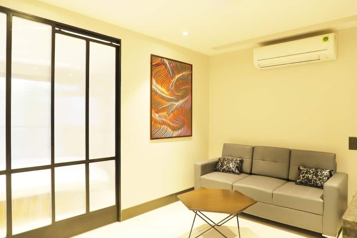 Apt# One-Four-Two - With Lift - High Speed Wifi - Smart Tv Nueva Delhi Exterior foto
