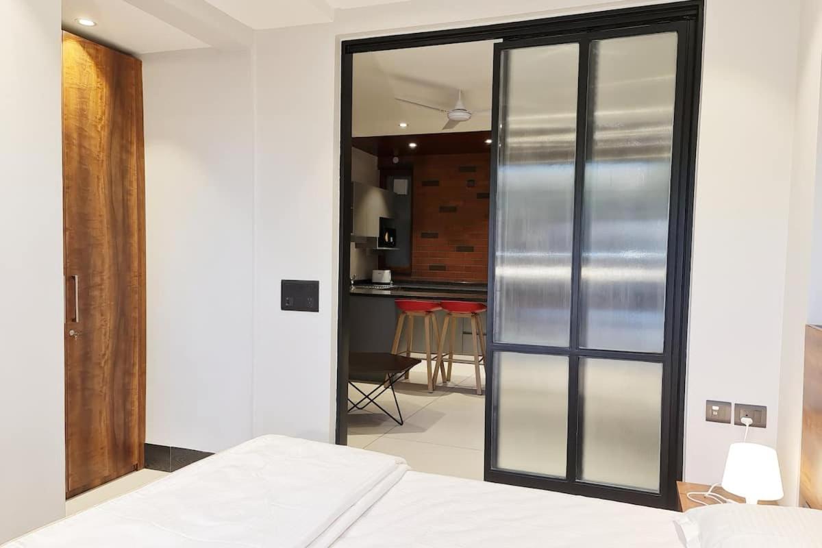 Apt# One-Four-Two - With Lift - High Speed Wifi - Smart Tv Nueva Delhi Exterior foto