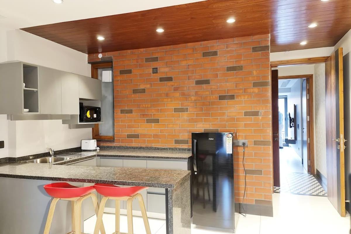 Apt# One-Four-Two - With Lift - High Speed Wifi - Smart Tv Nueva Delhi Exterior foto