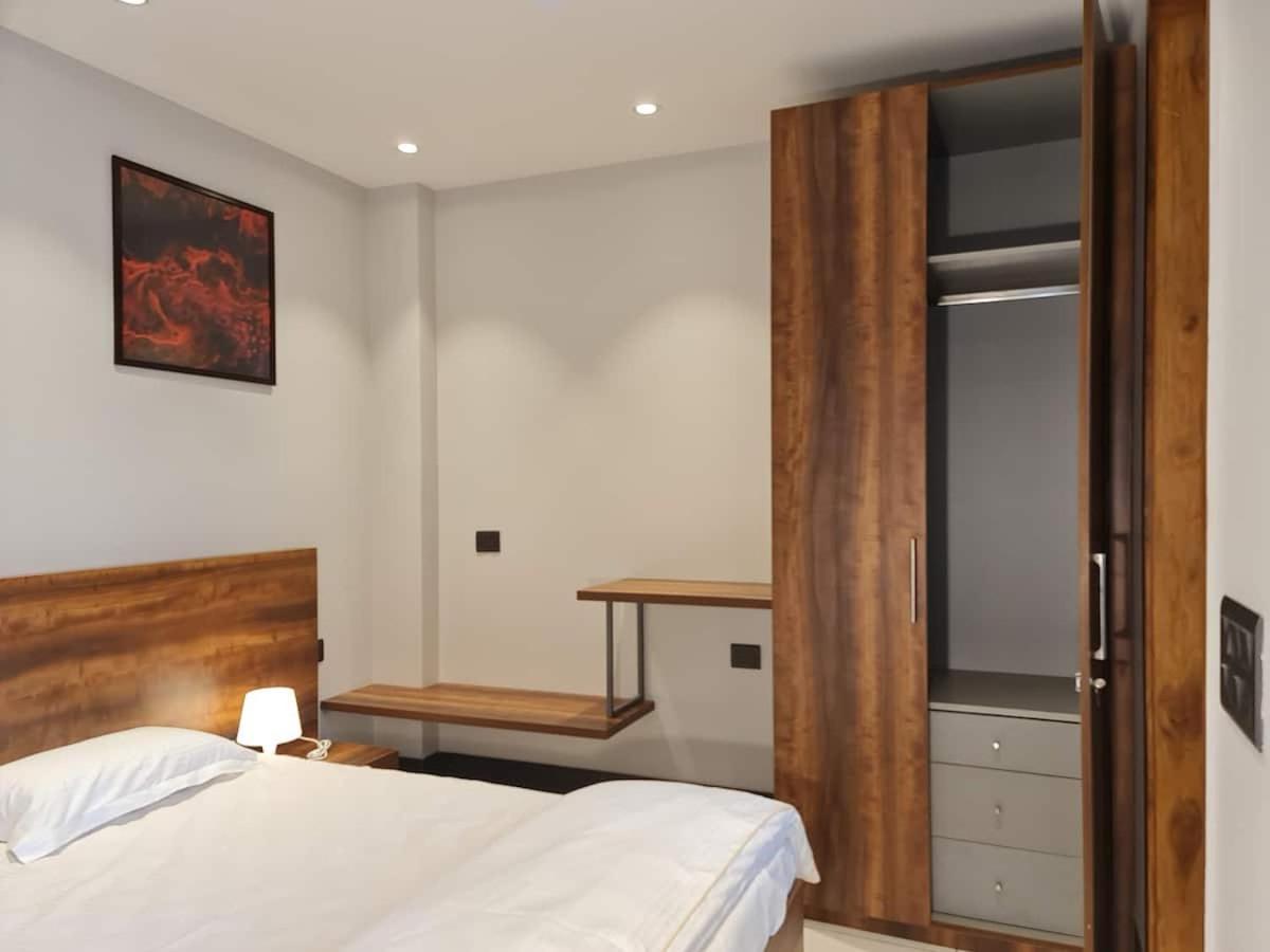 Apt# One-Four-Two - With Lift - High Speed Wifi - Smart Tv Nueva Delhi Exterior foto